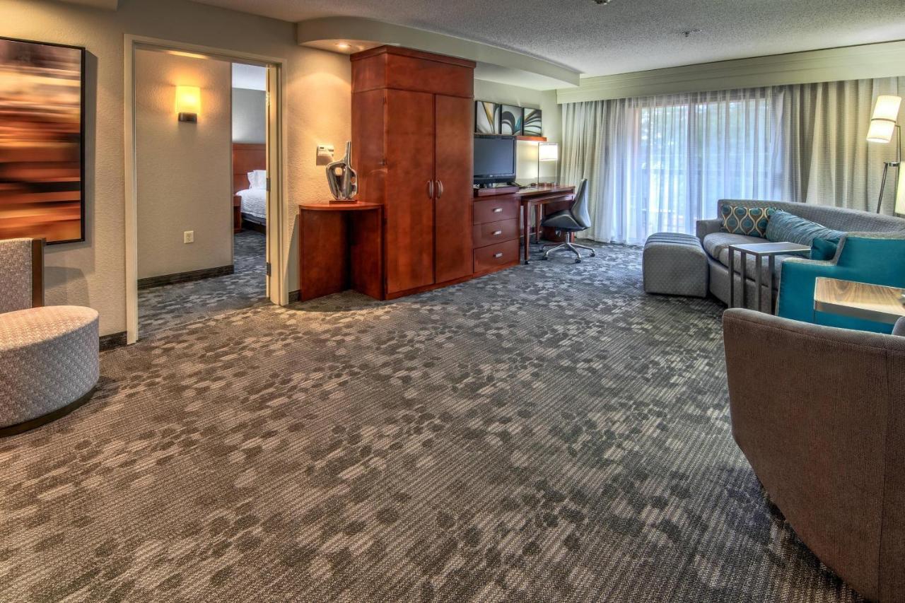 Courtyard By Marriott Troy Hotell Exteriör bild