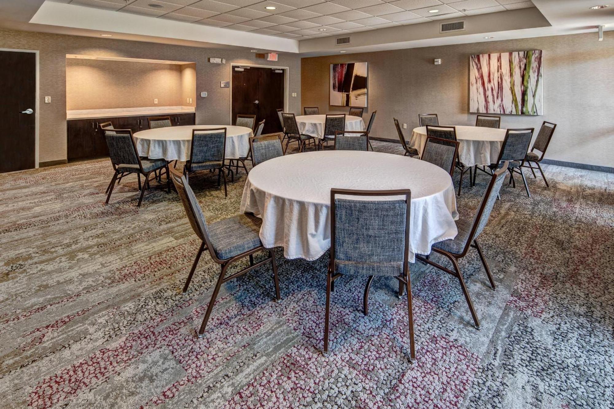 Courtyard By Marriott Troy Hotell Exteriör bild